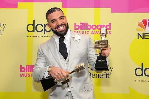 Drake accepts Artist of the Decade at the 2021 BBMAs with son