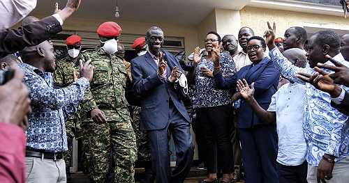 Uganda: Martial court charges Kizza Besigye, Kenya's role in arrest in focus | Africanews