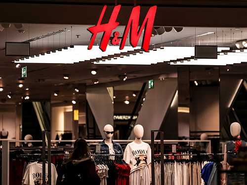 H&M Karen Goes Viral For Refusing Service To Black Girls And Saying 'There’s No Reason' When Asked Why
