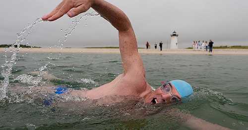Endurance athlete begins swim in shark-infested waters | Africanews